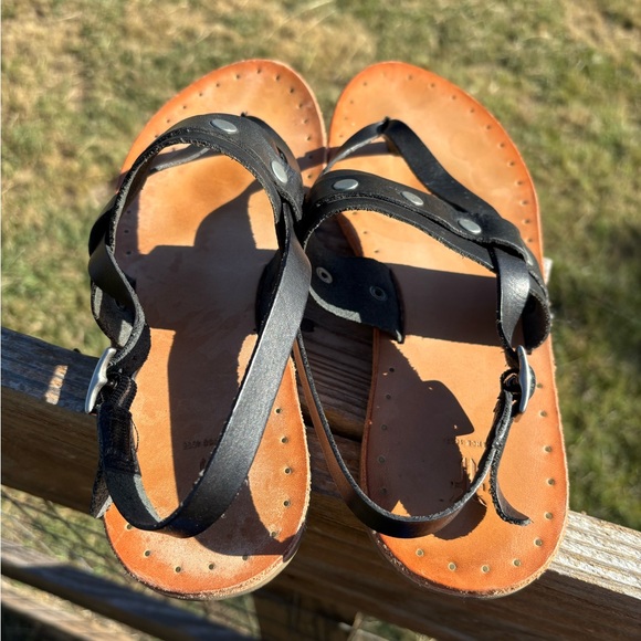 Frye Avery Stud Black Leather Thong Sandal Size 7.5 - Picture 6 of 8